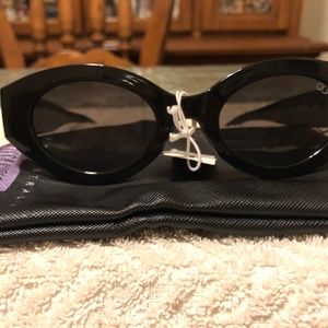 Quay black cat-eye Sunglasses NWT
